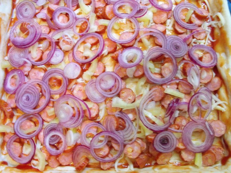 Pizza cu carnati