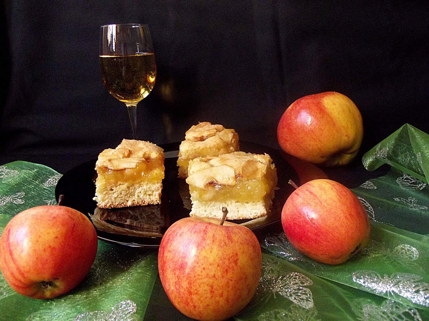 Prăjitură cu cremă de mere şi şampanie