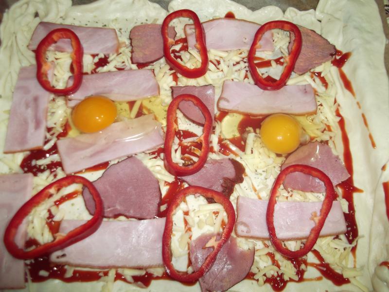 Pizza cu sunca,pastrama de vita si ou