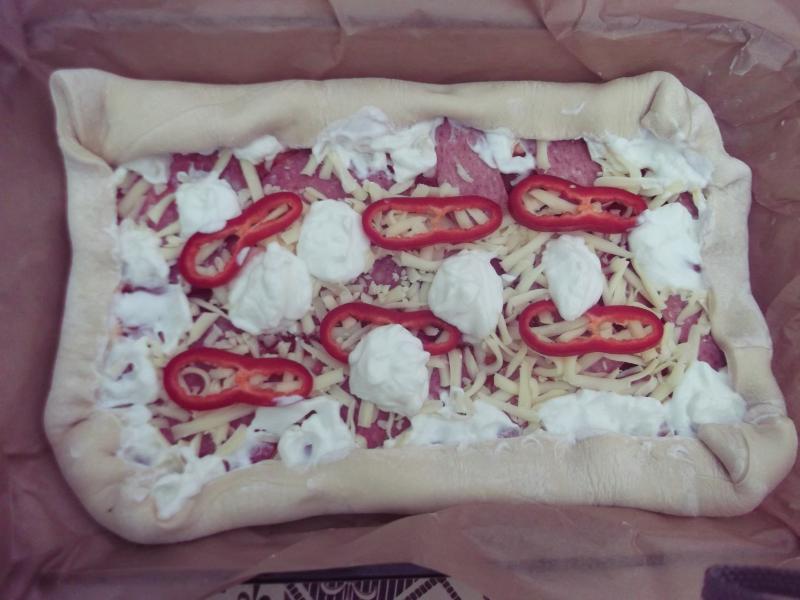 Pizza cu salam si branza