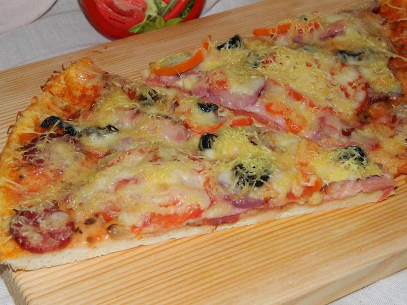 Pizza cu de toate (motaneasca)