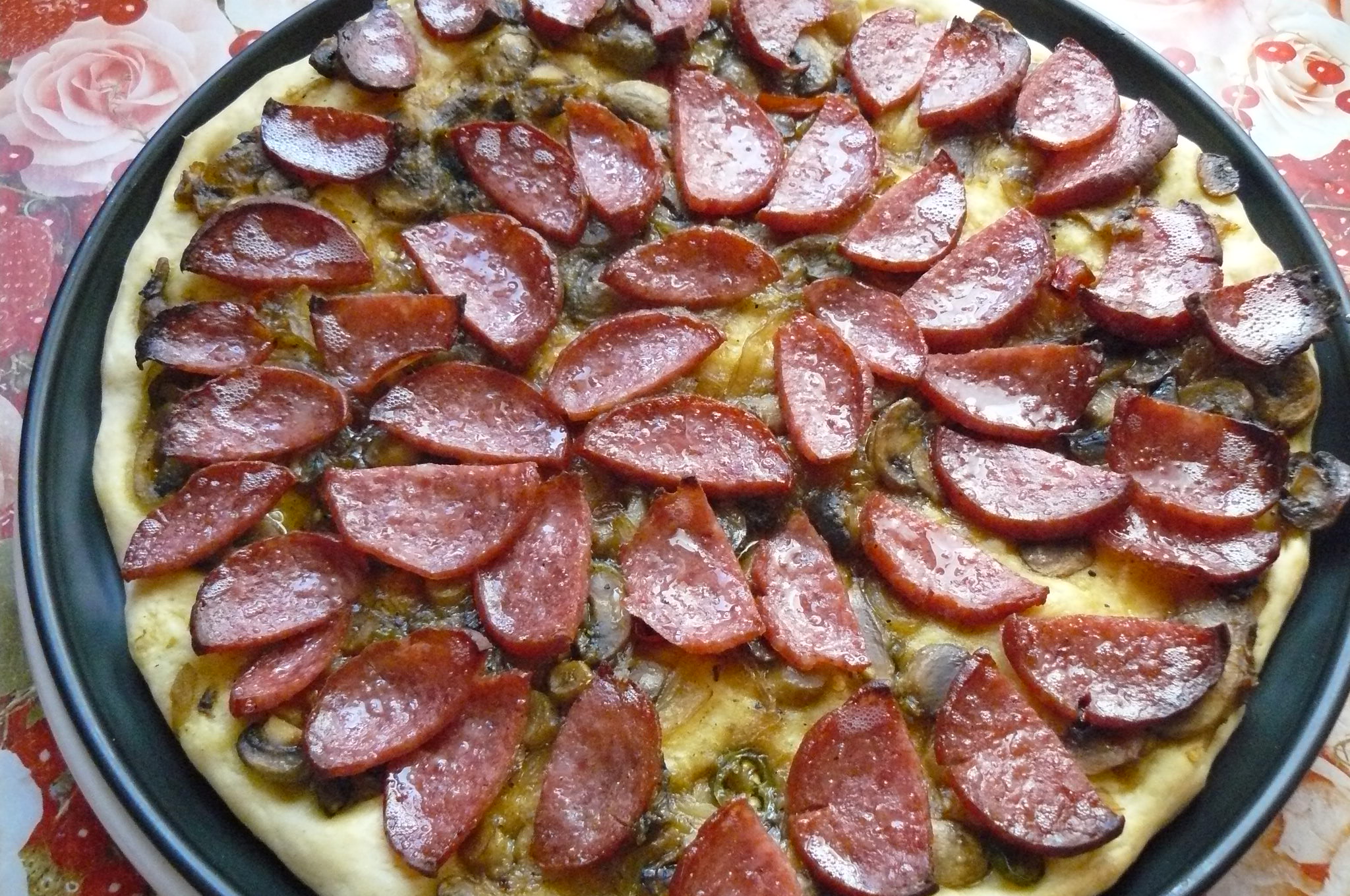 Pizza picantă cu ciuperci