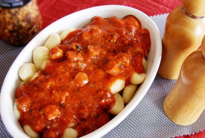 Gnocchi cu sos de rosii cu legume si carnaciori