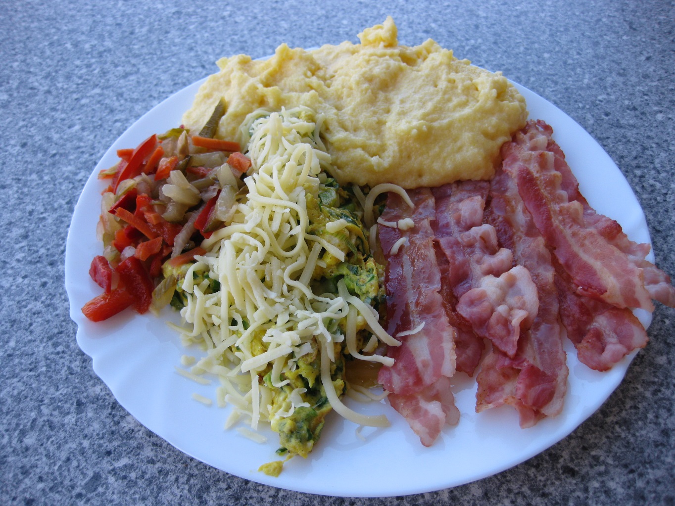 Omleta cu ceapa verde,bacon si polenta (mamaliga )