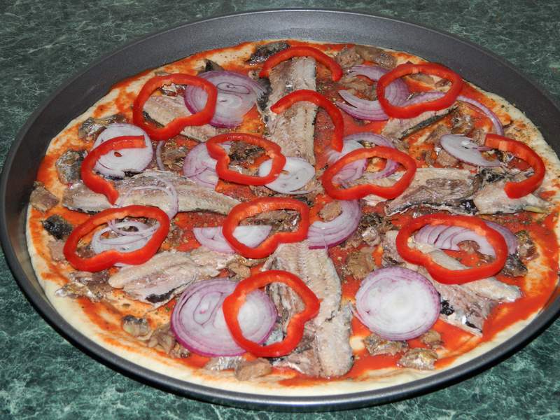 Pizza cu sardine si hering afumat