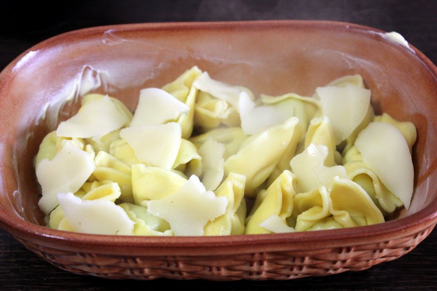 Tortelloni cu ou si smantana, la cuptor