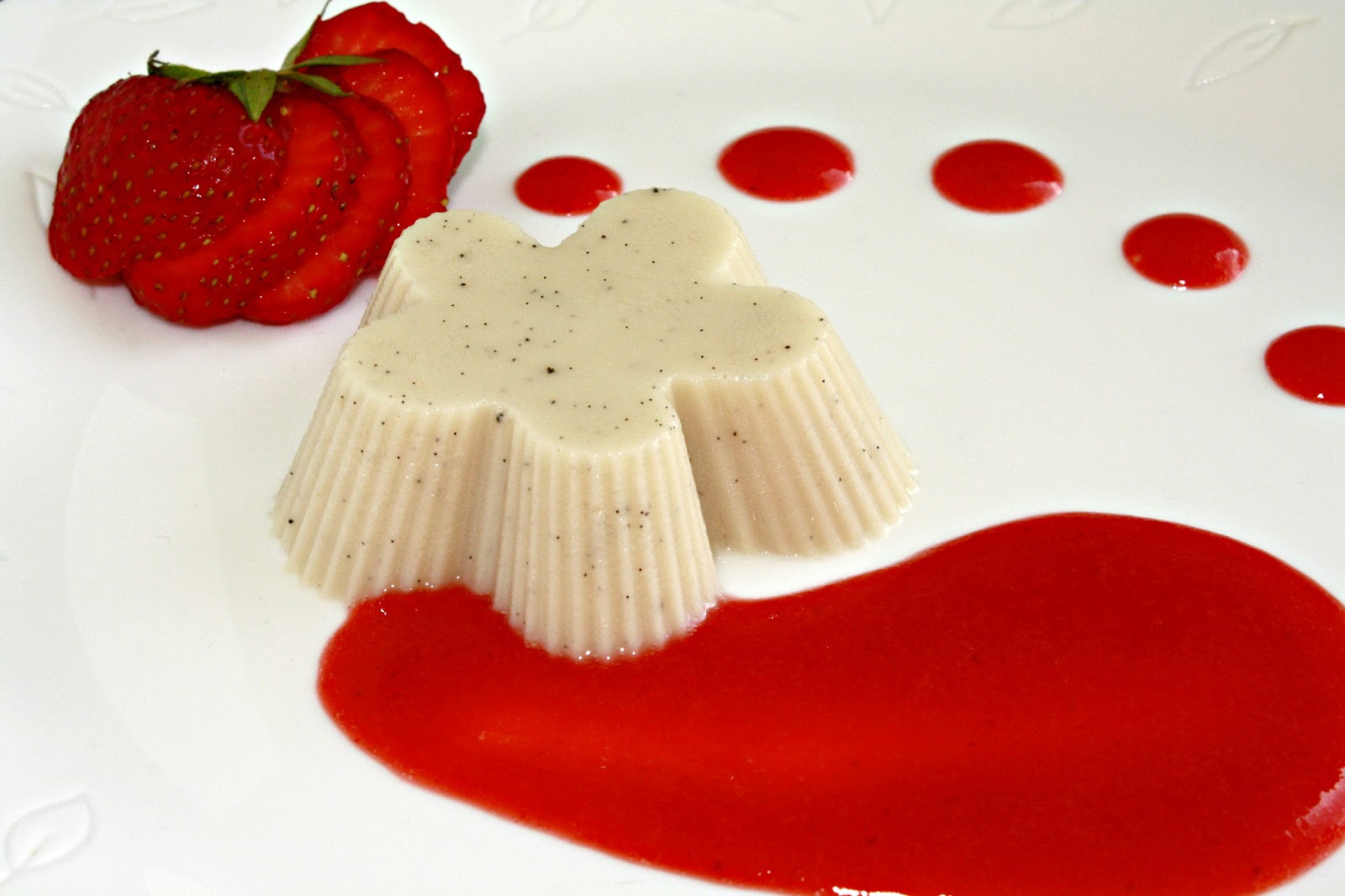 Panna Cotta cu sos de capsuni (vegan)