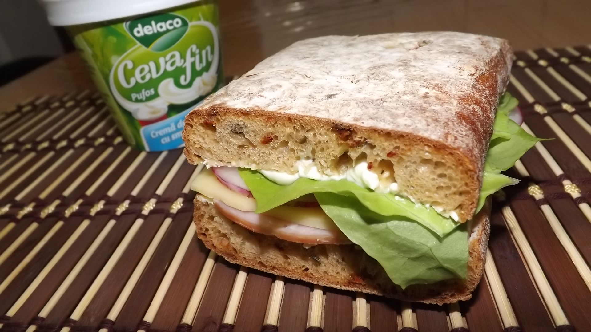 Sandvis cu paine ciabatta