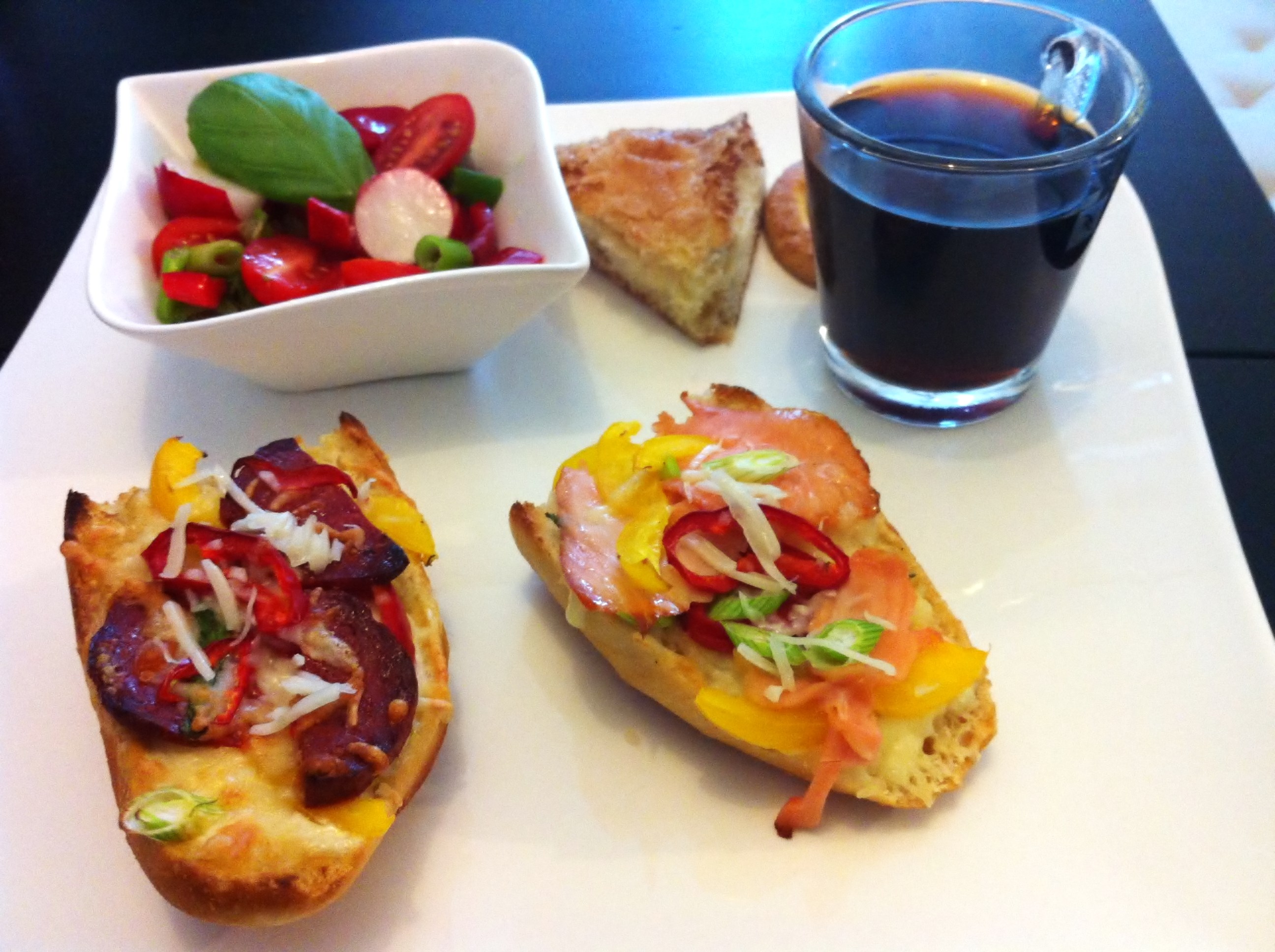 Tartine calde cu somon si chorizo pentru brunch