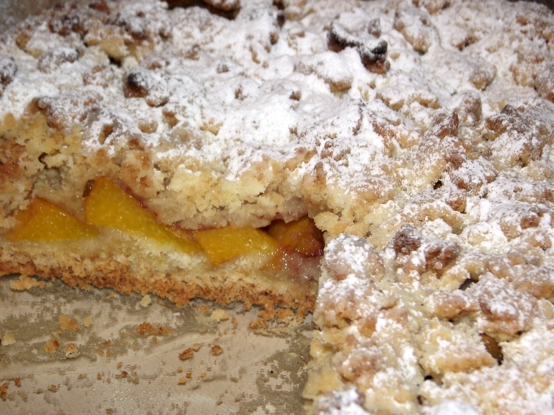 Tarta cu piersici si crumble