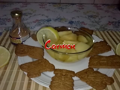 Compot de gutui,cu biscuiti de cacao.