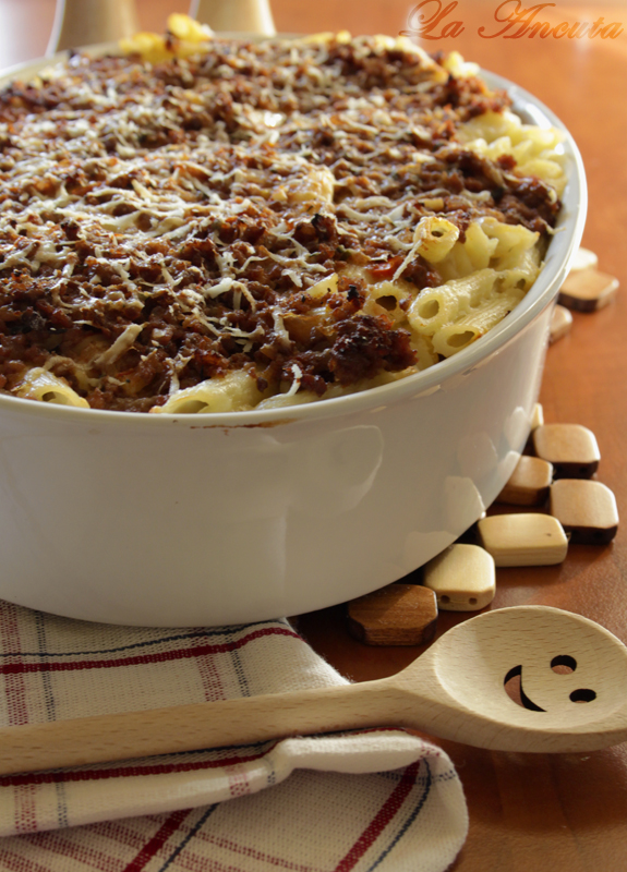 Penne cu carne tocata si branza