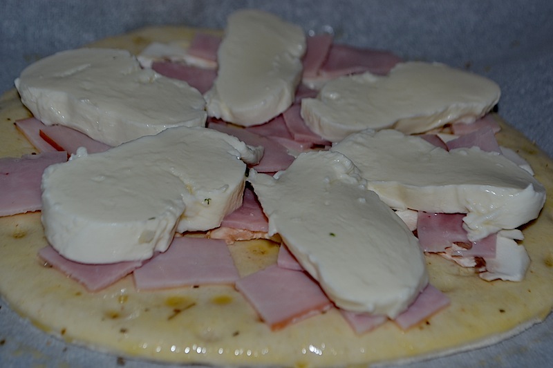 Pizza cu mozzarella, sunca si ciuperci