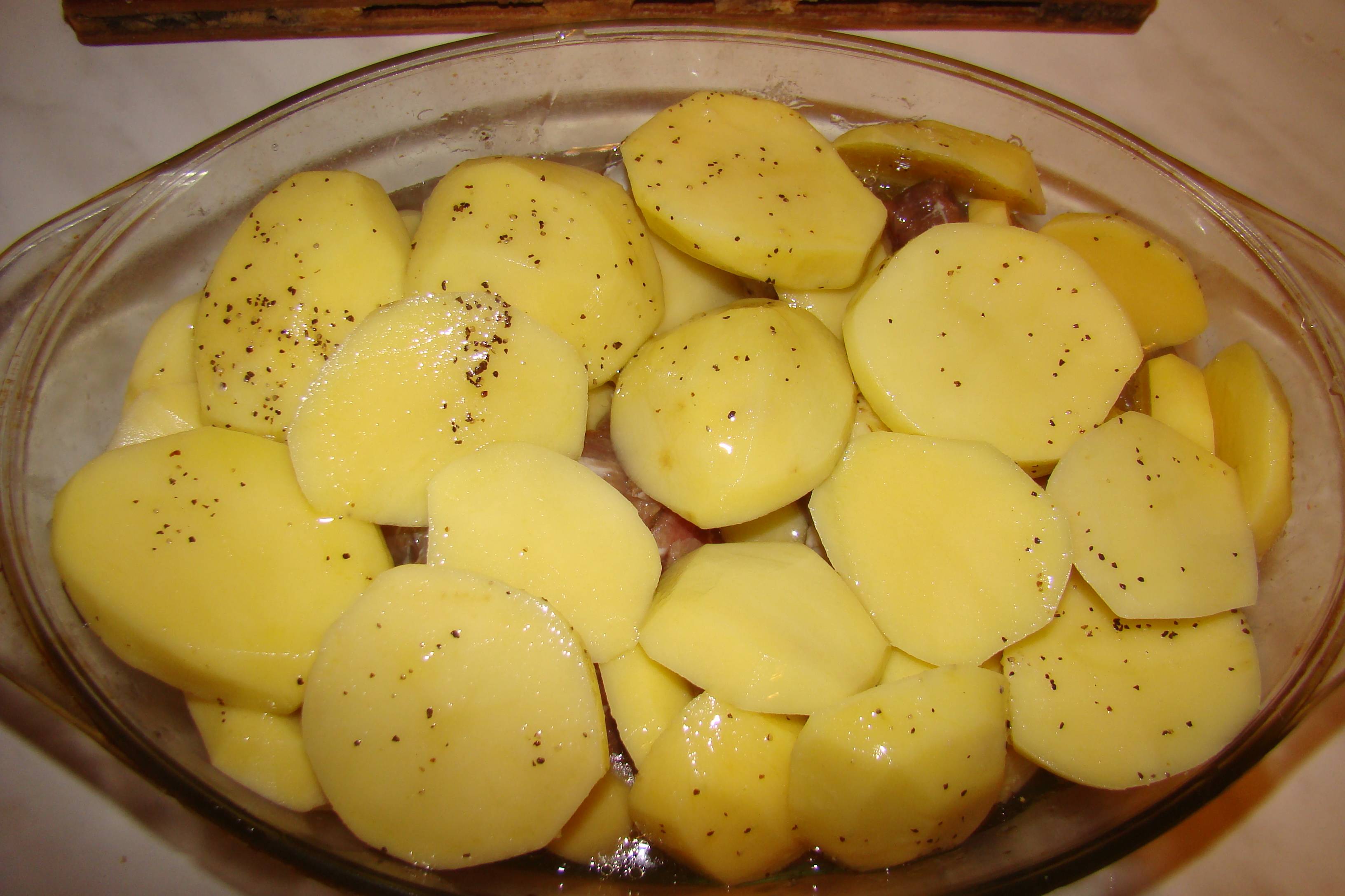 Muschiulet afumat cu cartofi la cuptor