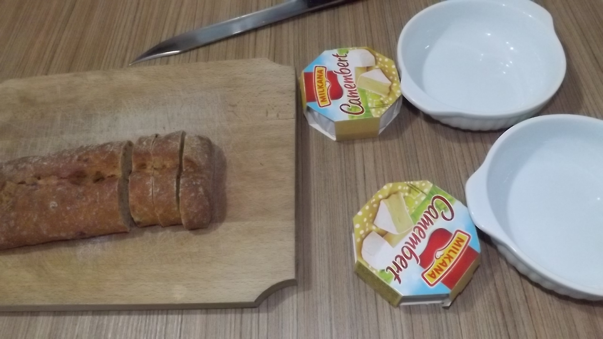 Branza Camembert la cuptor cu salata si crutoane