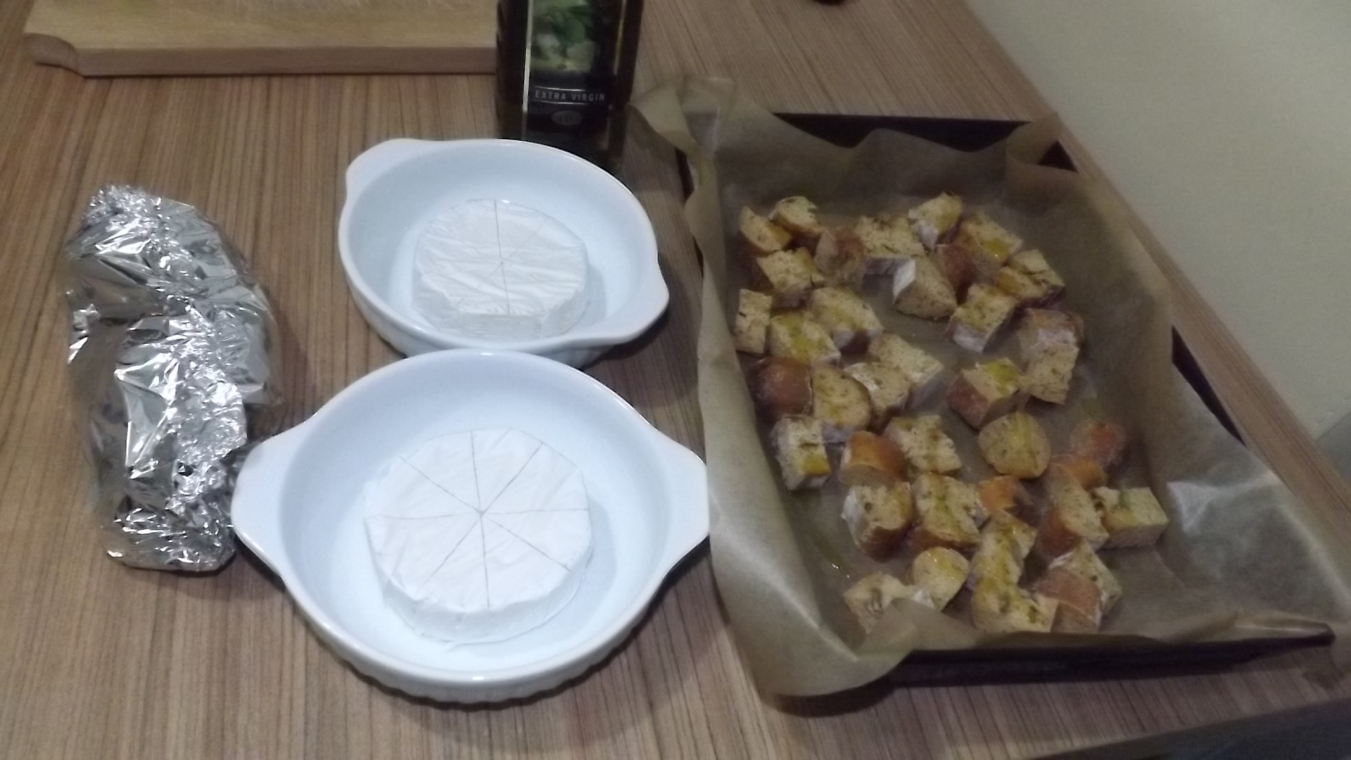 Branza Camembert la cuptor cu salata si crutoane