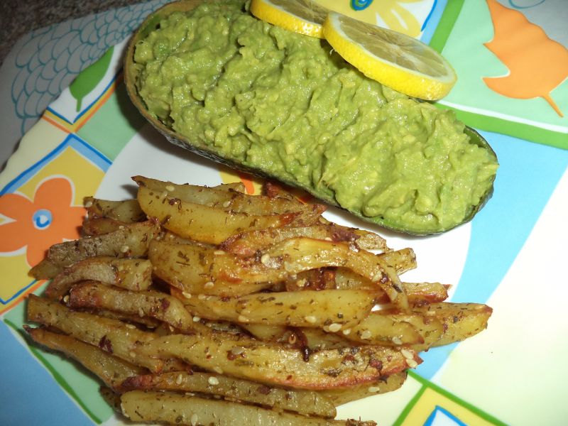 Cartofi la cuptor cu pasta de avocado