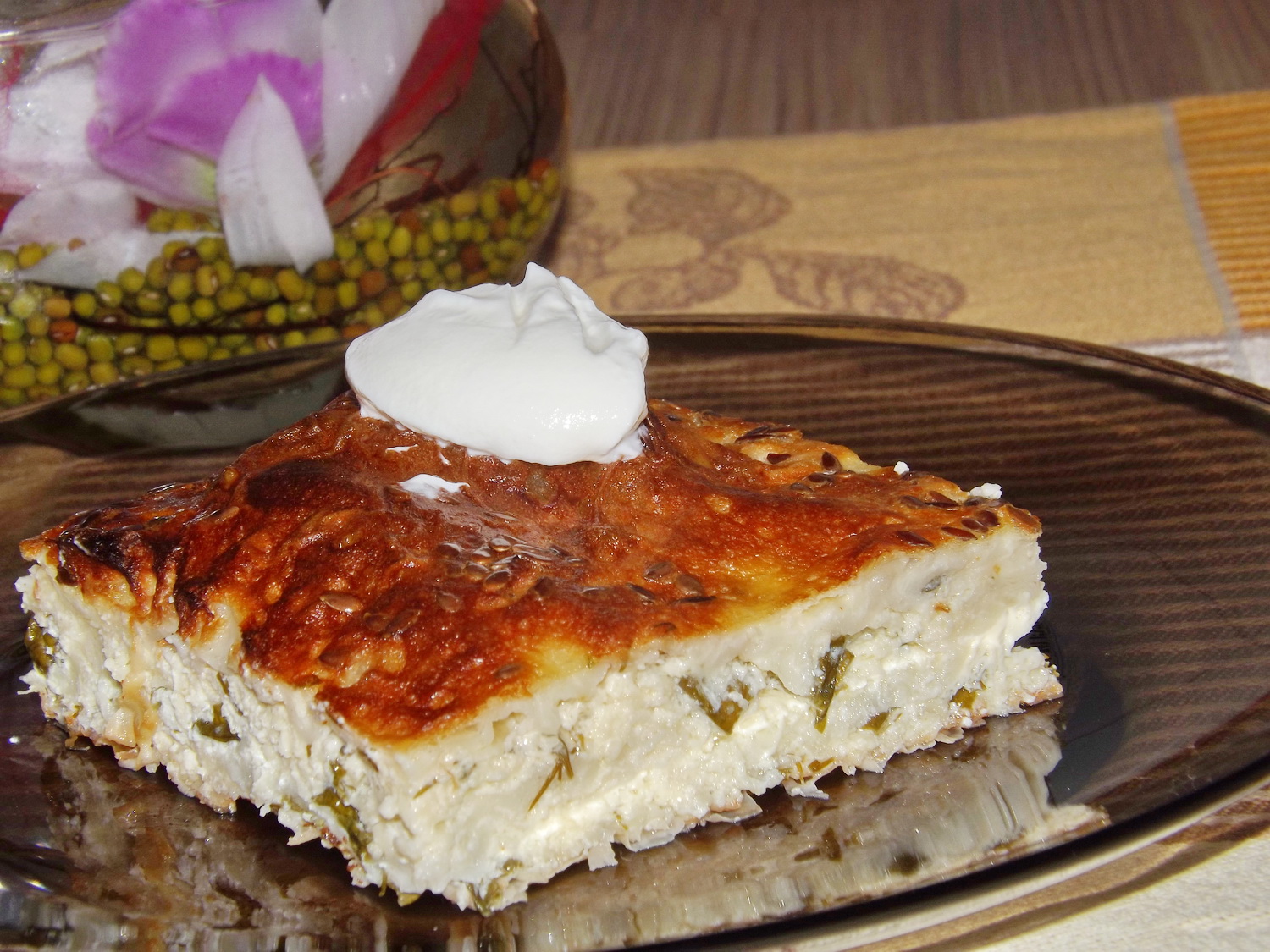 Placinta aperitiv cu branza, cascaval, marar si leurda