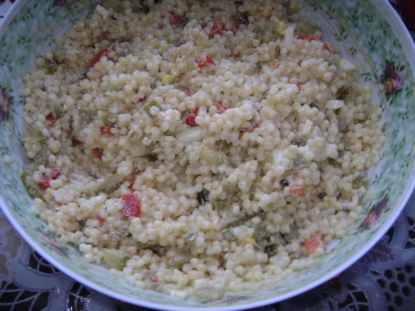 Salată de cuscus cu maioneză şi degeţele din piept de pui