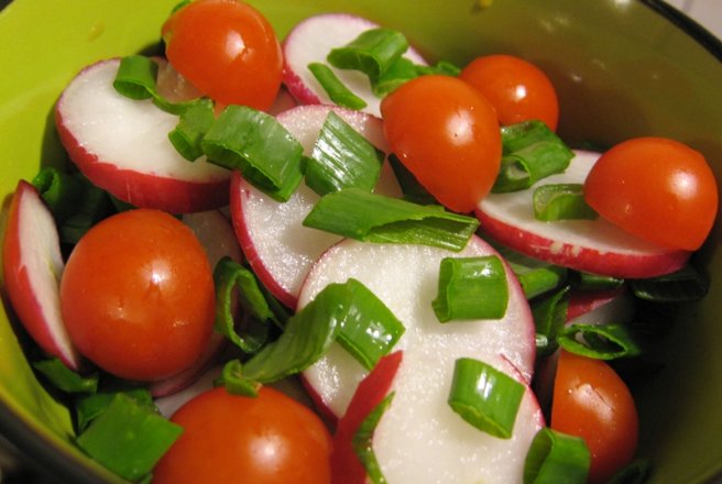 Salata de primavara cu ridichi, ceapa verde si rosii cherry