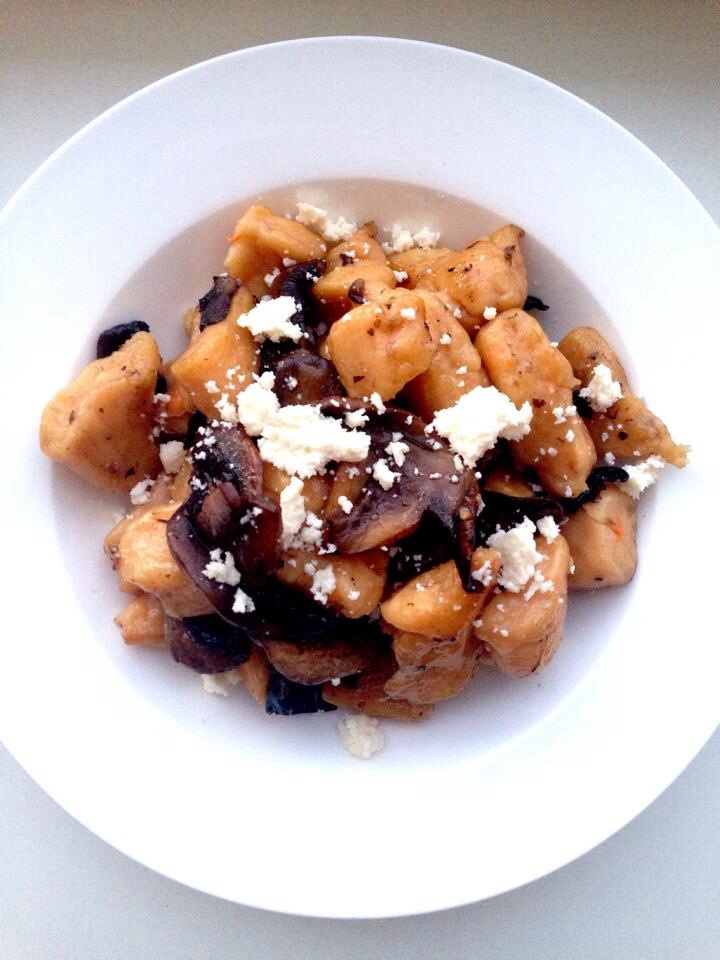 Gnocchi din cartofi dulci în sos de unt brun și ciuperci caramelizate