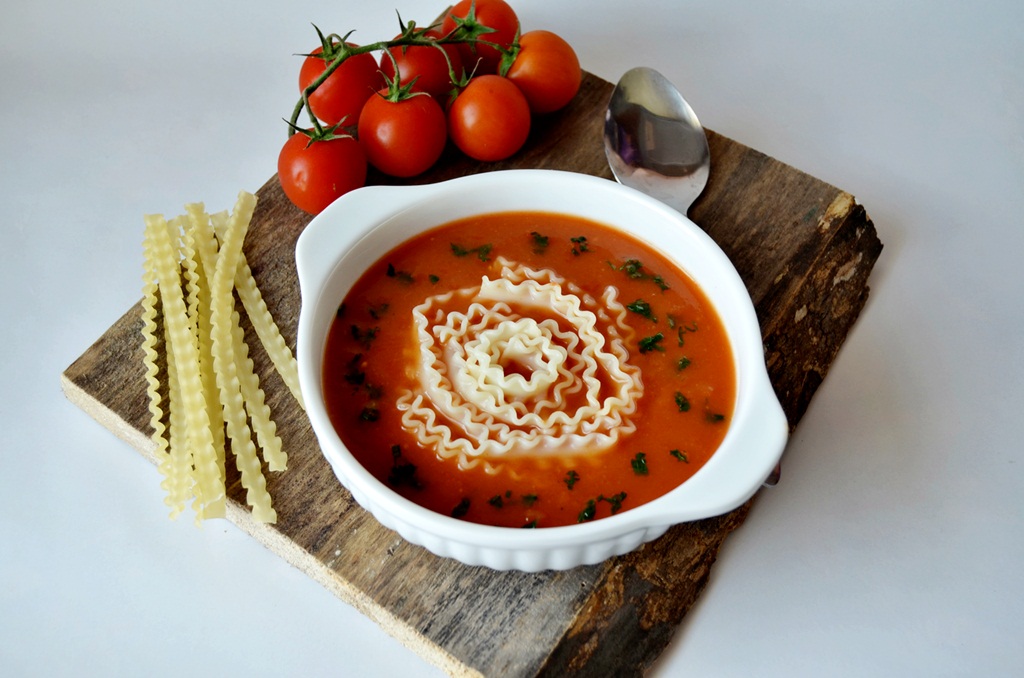 Supa crema de legume si rosii cu taitei