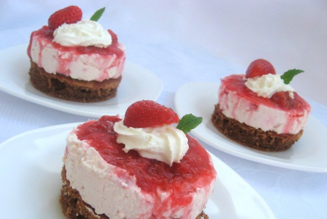 Mini cheesecake cu capsuni