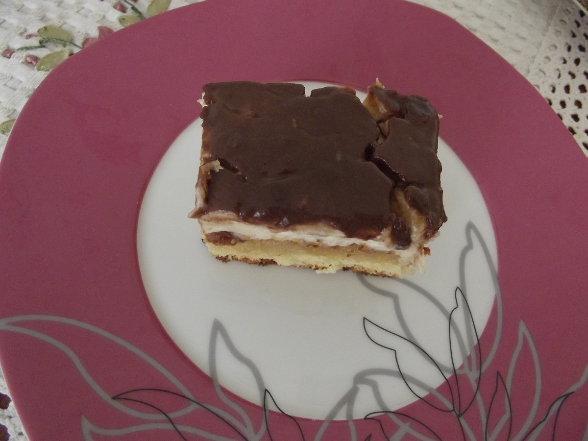 Prajitura cu dulceata de trandafiri si crema de vanilie