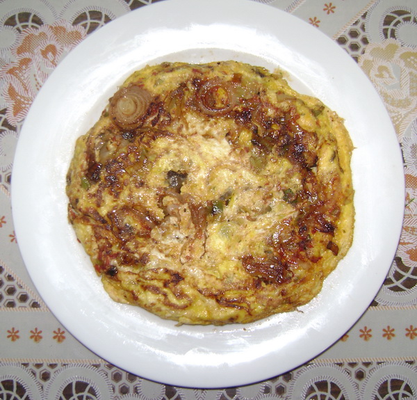 Omletă cu brânză şi roşii