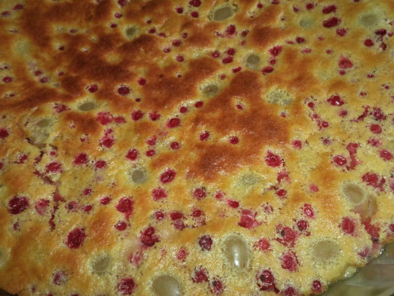 Clafoutis cu struguri albi strugurei rosii