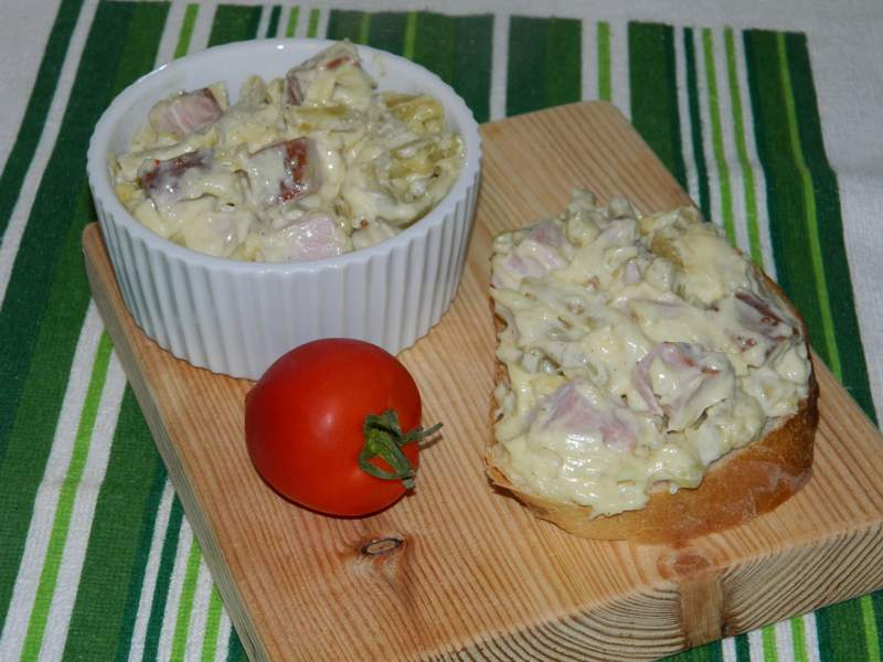 Salata de pastai cu pastrama si maioneza