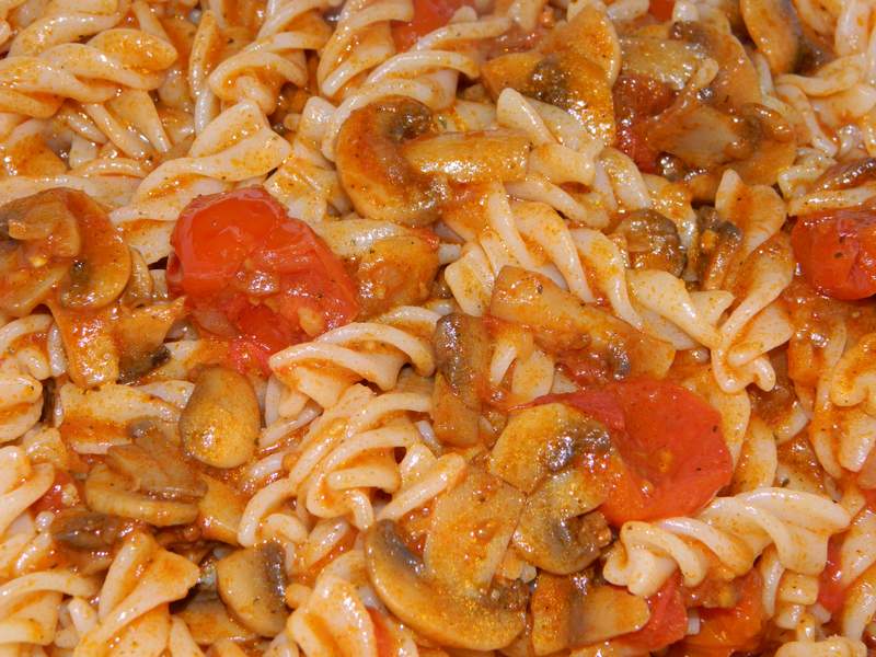 Fusilli cu ciuperci si rosii chery