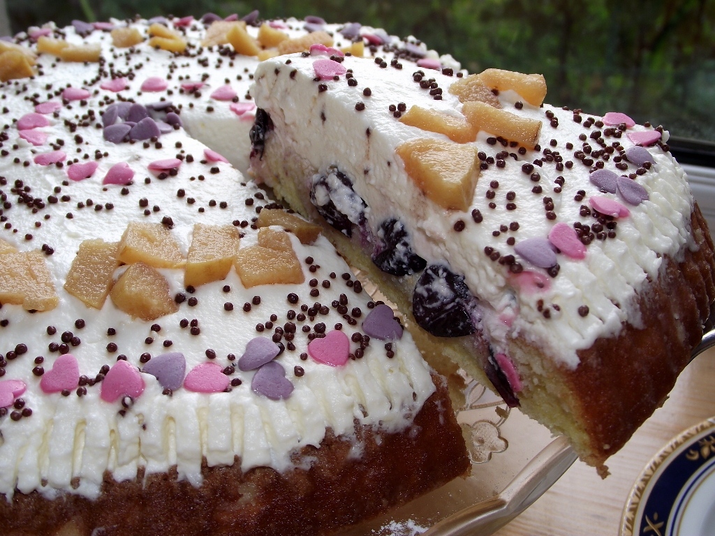 Tarta cu struguri, piersici si crema de mascarpone