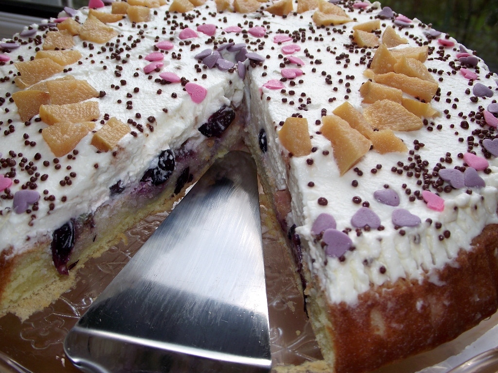 Tarta cu struguri, piersici si crema de mascarpone