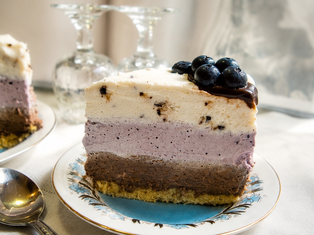 Tort cu ciocolata si afine