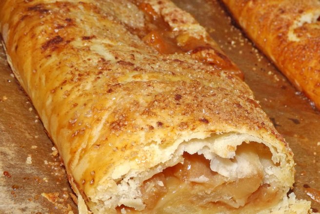 Strudel din aluat de casa, cu mere, pere si caramel