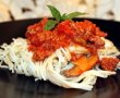 Spaghete cu sos roșu, ciuperci, capere și măsline verzi-5