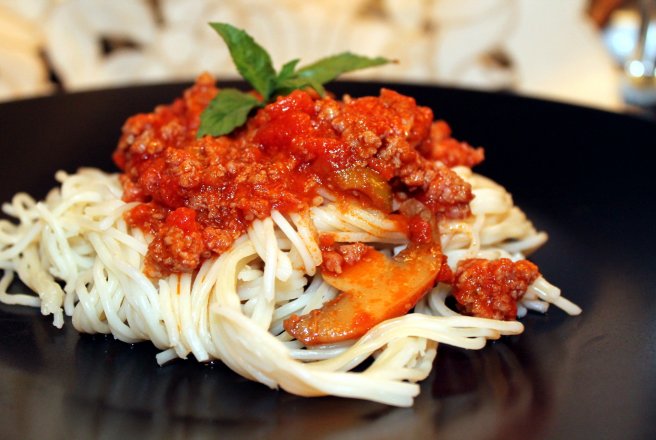 Spaghete cu sos roșu, ciuperci, capere și măsline verzi