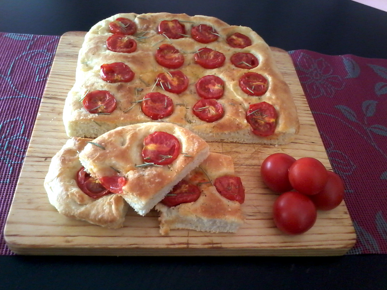 Focaccia cu rosii cherry.