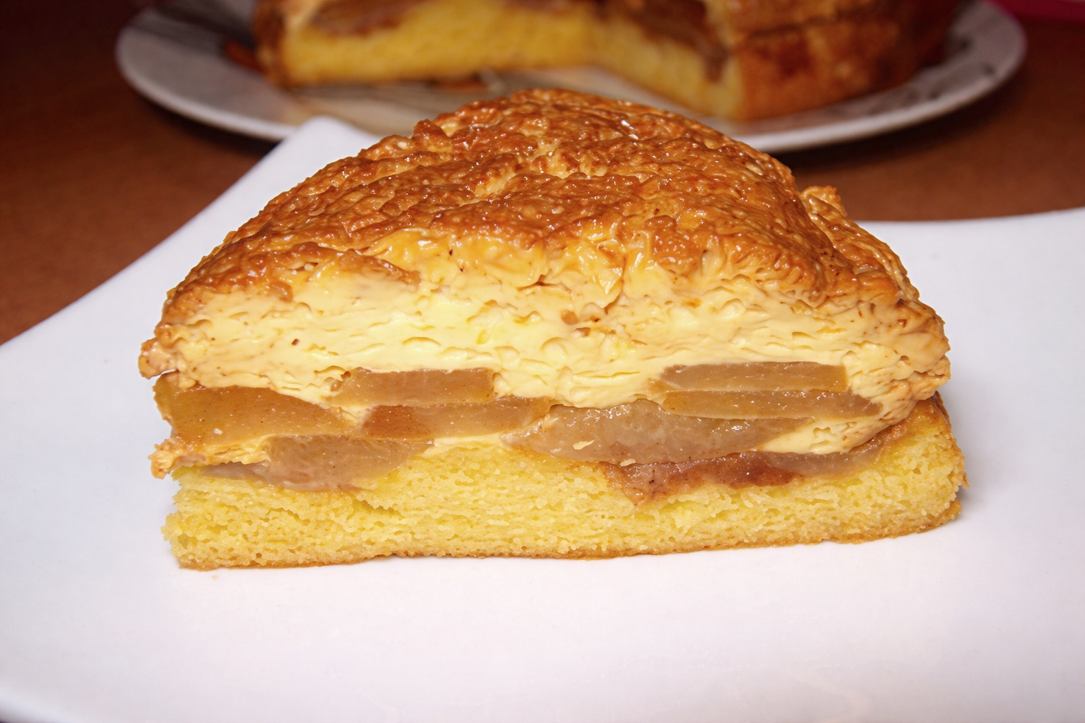 Tort cu crema de zahar ars si mere- Reteta Nr. 400