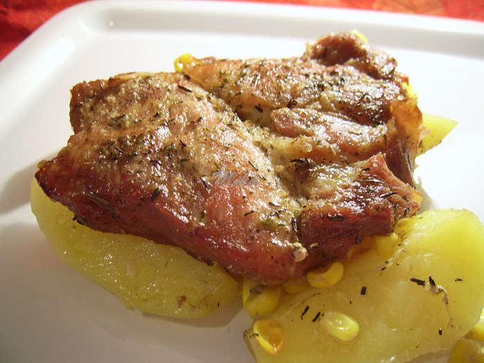 Ceafa de porc cu legume in vasul roman