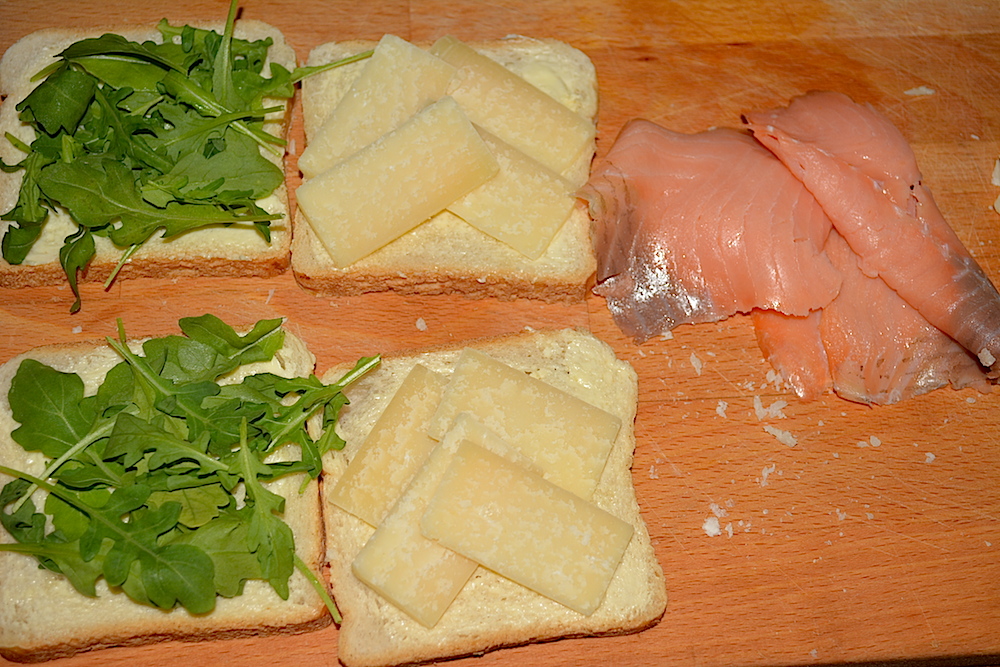 Sandwich cu somon fume si parmezan