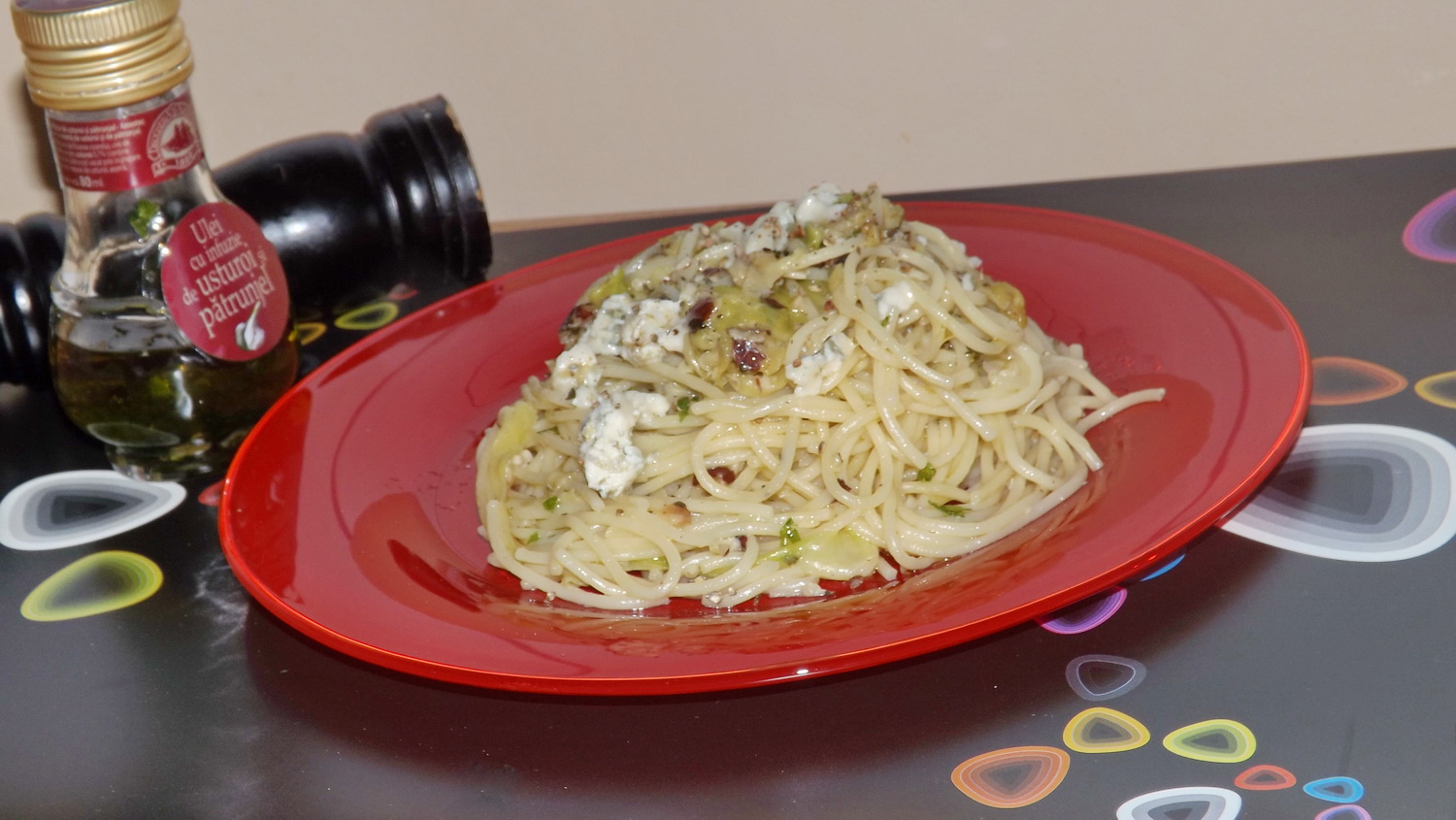 Spaghete cu zucchini, gorgonzola si nuci