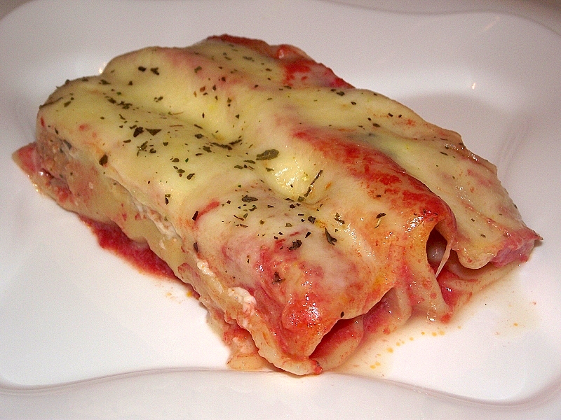 Cannelloni cu carne si suc de rosii