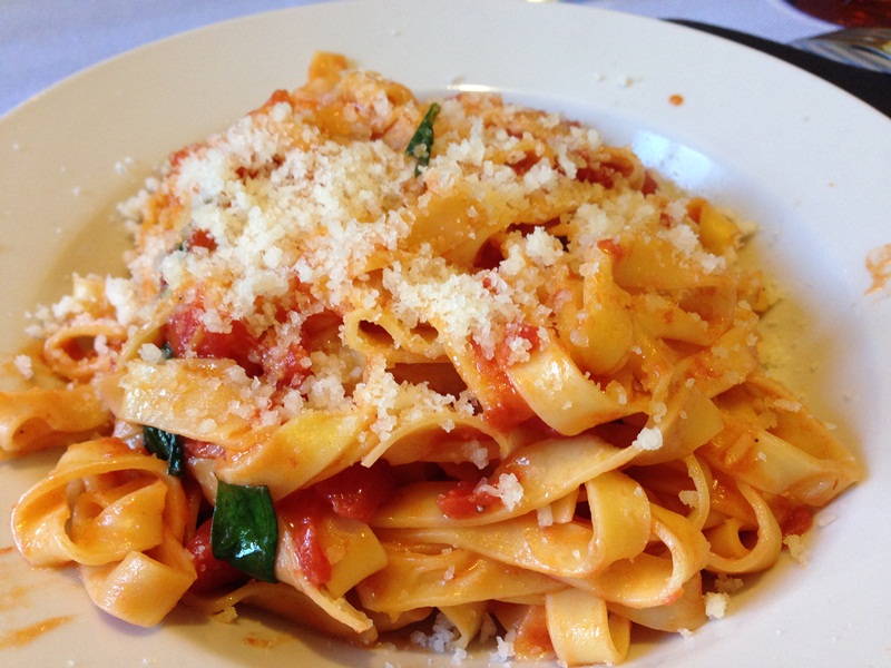 Tagliatelle con sugo fresco di pomodoro