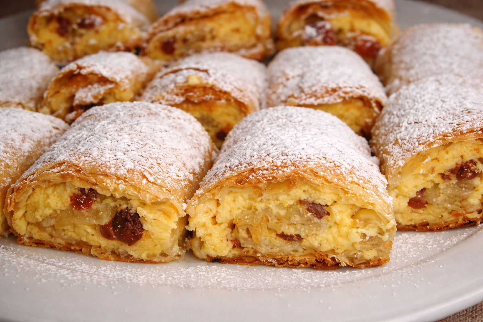 Reteta simpla si delicioasa de strudel cu branza si stafide