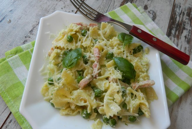 Farfalle cu sos pesto si bacon