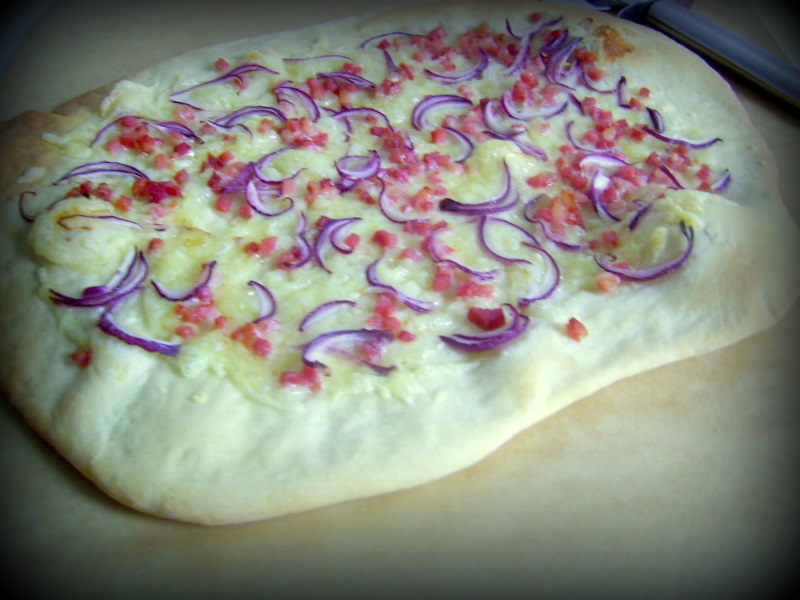 Flammkuchen cu sunca si ceapa