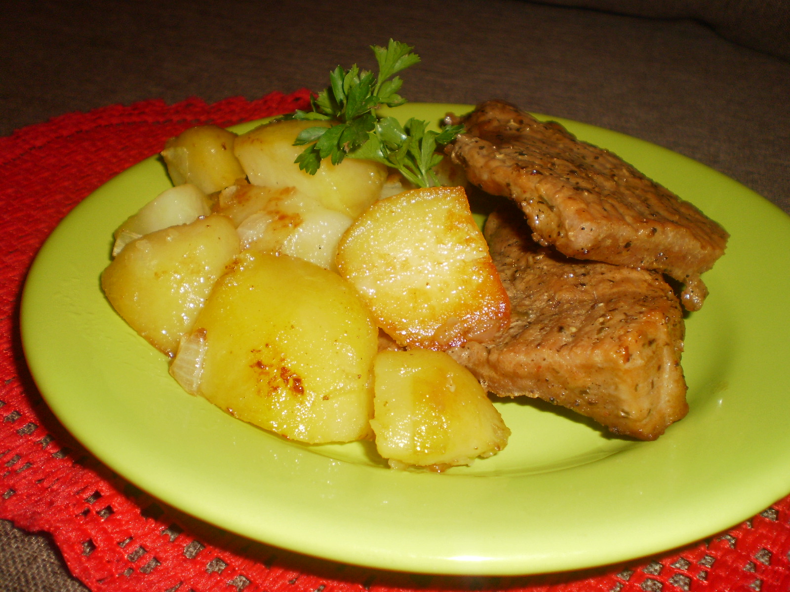 Pulpa de porc la tava cu cartofi