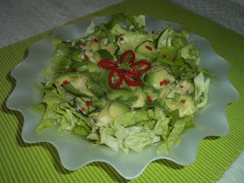 Salata de zucchini cu avocado si lamaie